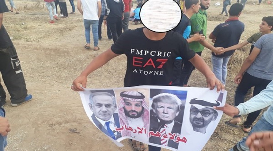 الفلسطينيون يحرقون صور قادة السعودية والامارات والبحرين