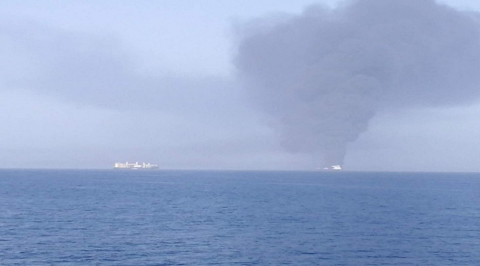 شاهد أول صورة لناقلة نفط في بحر عمان وهي تحترق