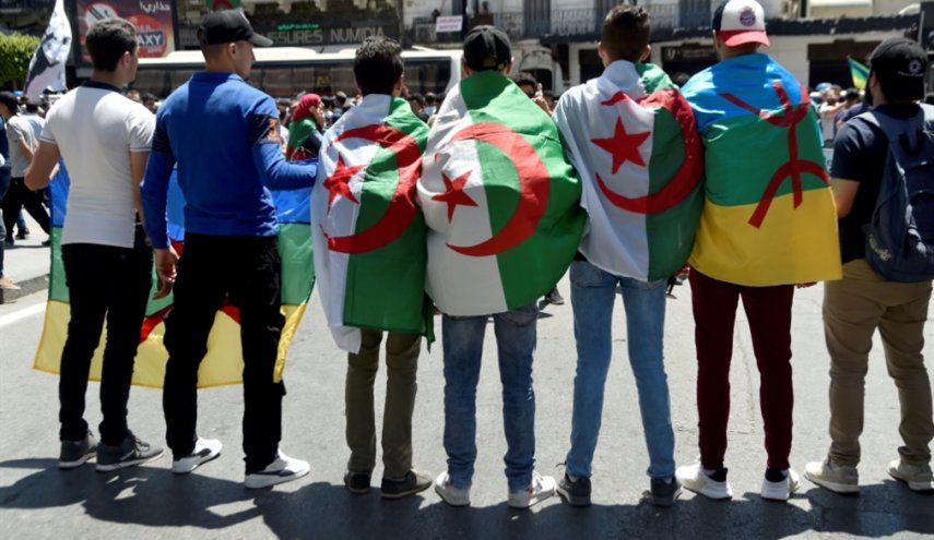 الجيش الجزائري يحذر من "رايات مشبوهة"