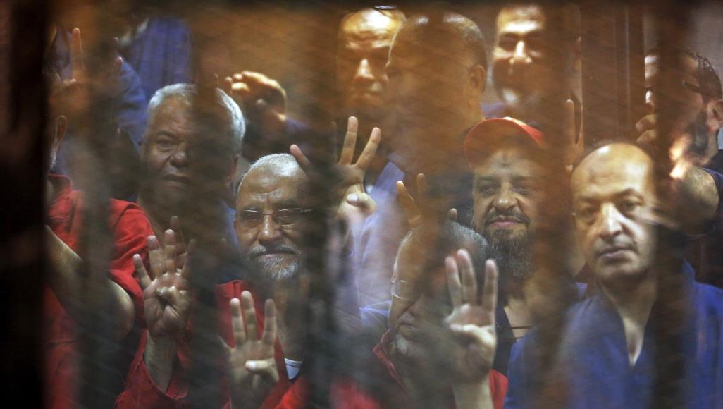 اين اختفى رفقاء مرسي في قفص ظهوره الأخير
