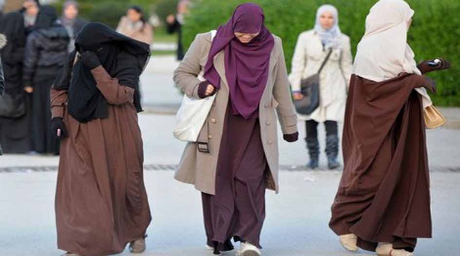 أحكام اللباس للرجل والمرأة حسب آراء سماحة الإمام الخامنئي
