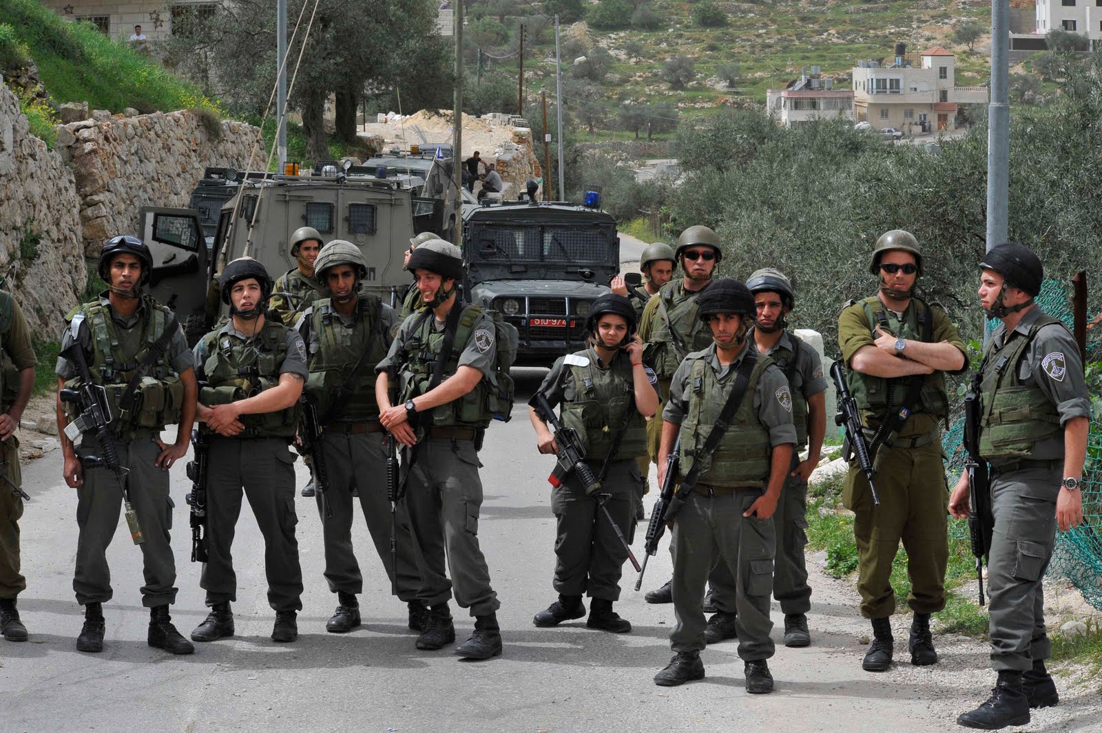 قوات الاحتلال تعتقل وزير شؤون القدس