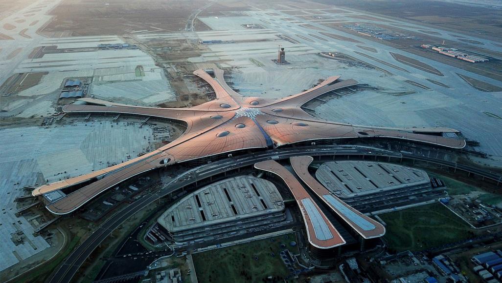 شاهد مطار الصين العملاق الذي صممته المعمارية العراقية زها حديد