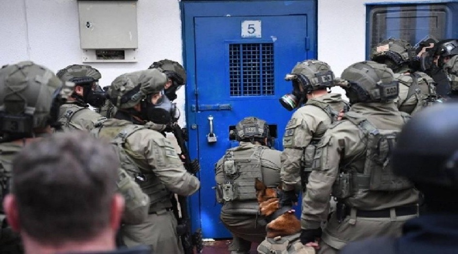 إدارة سجن النقب تنقل الأسرى الفلسطينيين المضربين عن الطعام لأقسام العزل