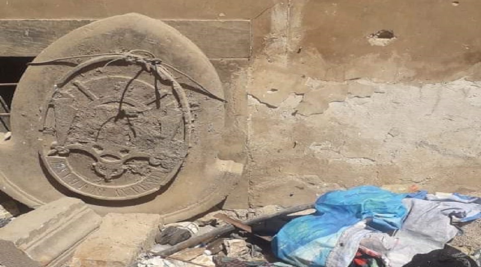 صور: من تحت الركام.. حجر يقود إلى “اكتشاف تاريخي” في الموصل