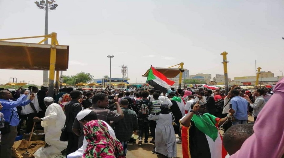 تجدد التظاهرات في السودان والعسكر يفرق المتظاهرين بالغاز المسيل للدموع