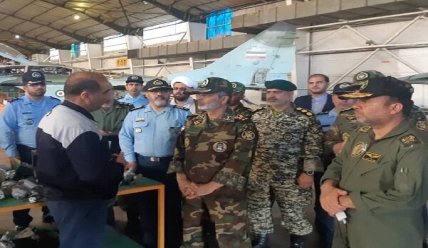 القائد العام للجيش الايراني يتفقد قاعدة الشهيد فكوري الجوية في مدينة تبريز