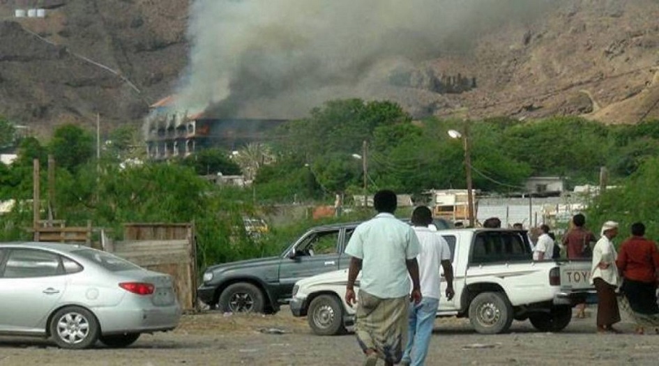 ارتفاع حصيلة قتلى الصاروخ اليمني على معسكر الجلاء في عدن الى عشرات