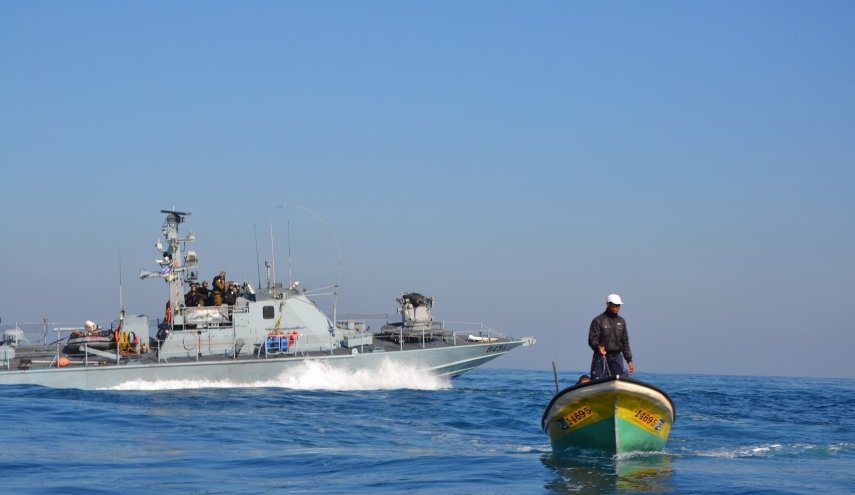 زوارق الاحتلال تطلق نيرانها تجاه مراكب الصيادين شمال قطاع غزة