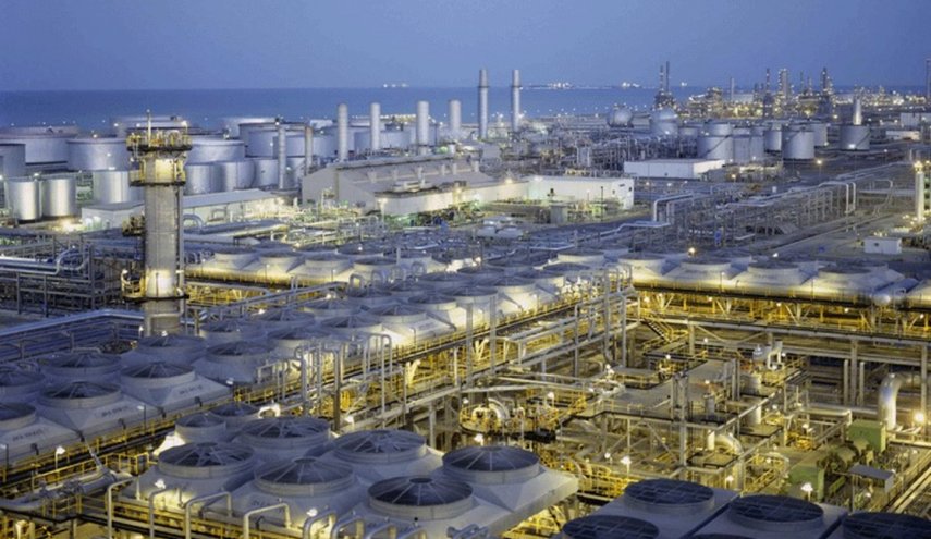 بلومبرغ: حقول النفط السعودية باتت في مرمى النار