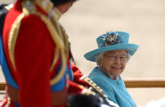 ملکه انگلیس از نماینده پارلمان اخطار گرفت!