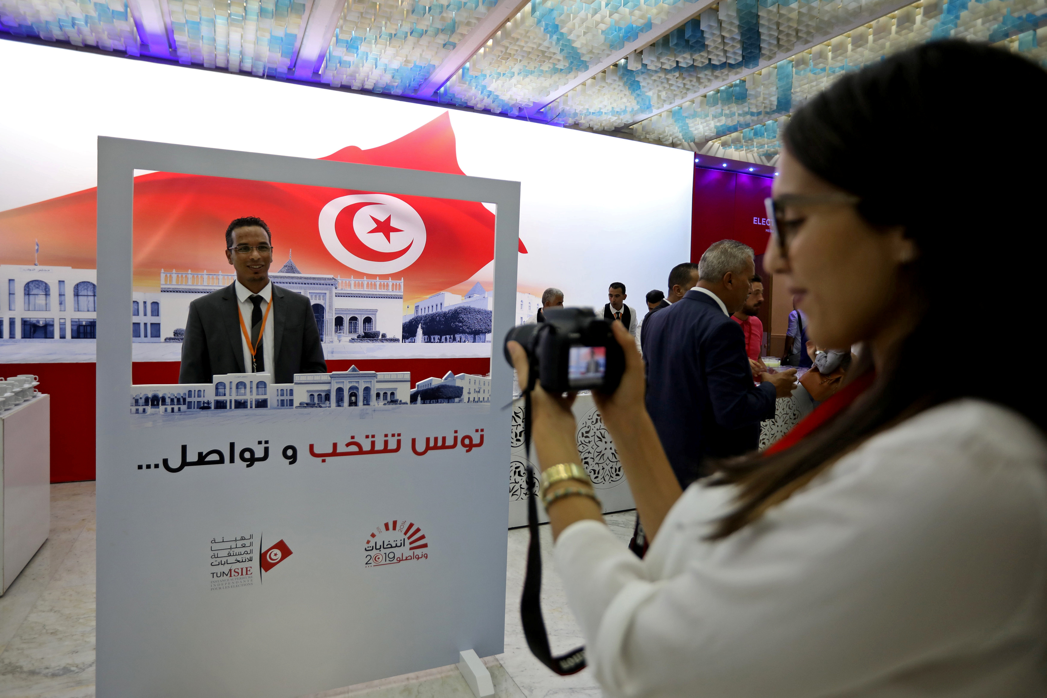 التونسيون يتوجهون لإنتخاب رئيس جديد في ثاني انتخابات بعد الثورة