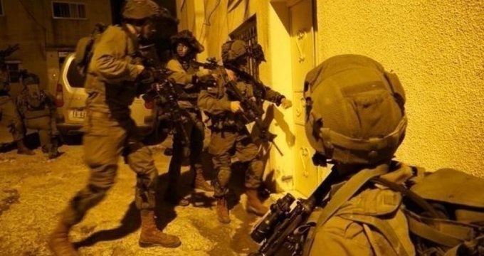 الاحتلال يعتقل 19 فلسطينيا بينهم قيادي في الضفة