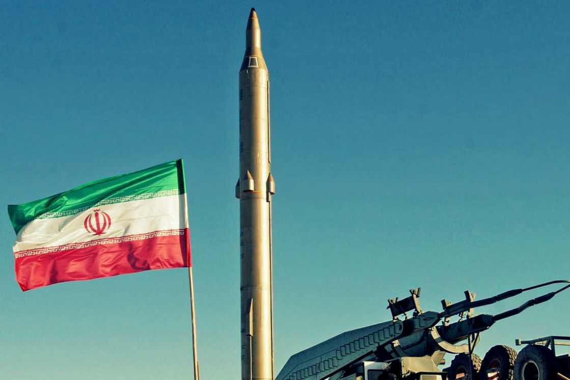شاهد..إيران تكشف عن أسلحة جديدة متطورة خلال عرض عسكري 