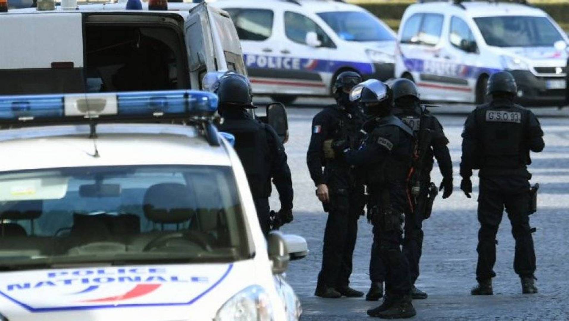 رجل يحاول اقتحام مسجد بسيارة في فرنسا