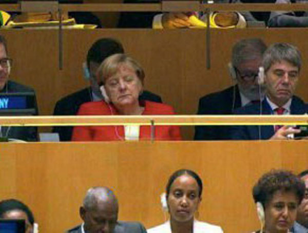 چرت زدن آنگلا مرکل هنگام سخنرانی رهبران جهان در سازمان ملل + فیلم