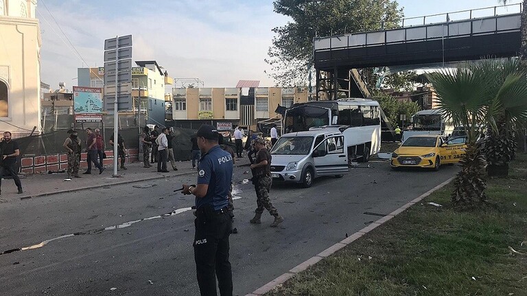 إنفجار حافلة تقل عناصر من الشرطة التركية ووقوع إصابات