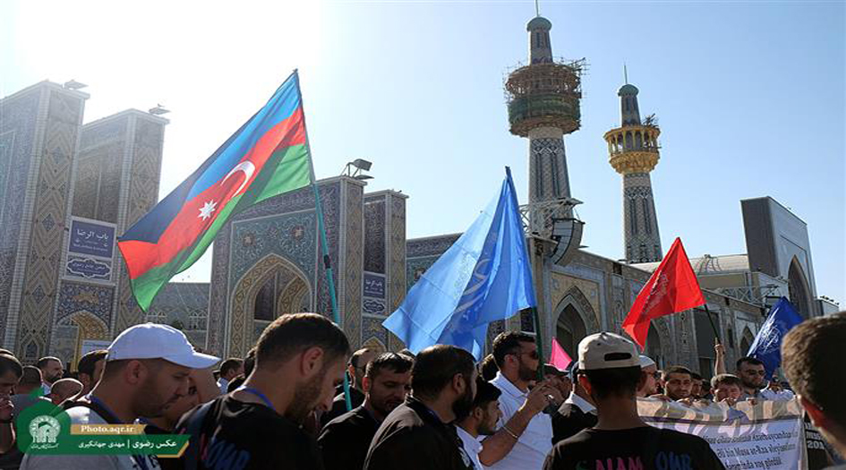 مئات الزوار الأذربيجانيين يتشرفون بزيارة الامام الرضا(ع) قبيل زيارة الاربعين 