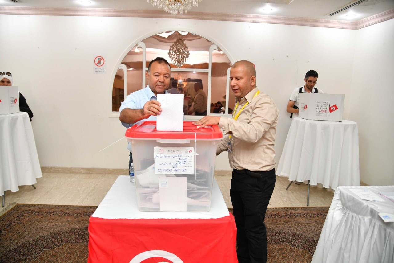 التونسيون يصوتون اليوم لإختيار رئيس جديد للبلاد 