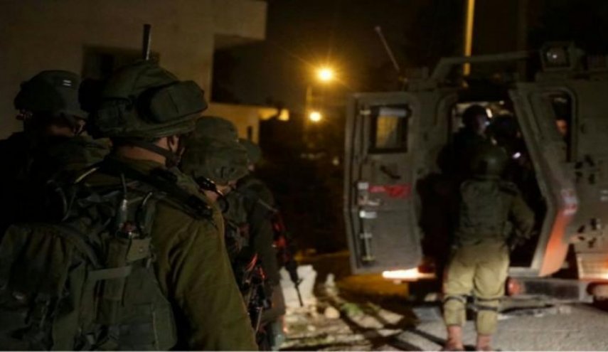 الصهاينة يعتقلون 13 فلسطينياً في الضفة