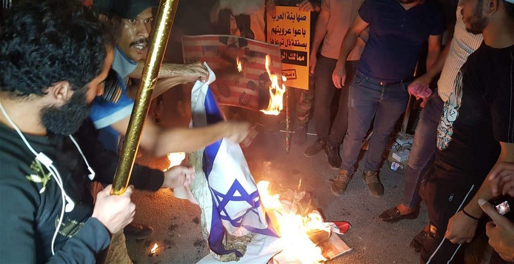به آتش کشیده شدن پرچم آمریکا و رژیم صهیونیستی در تظاهرات بغداد  