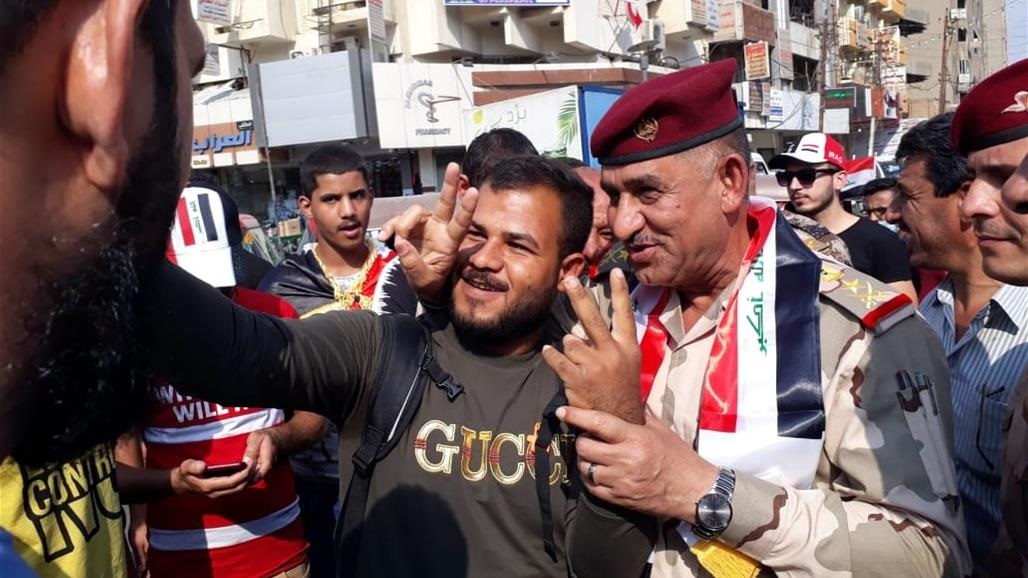 بالصور... قائد عمليات بغداد يلتقي المتظاهرين ويطمئنهم 