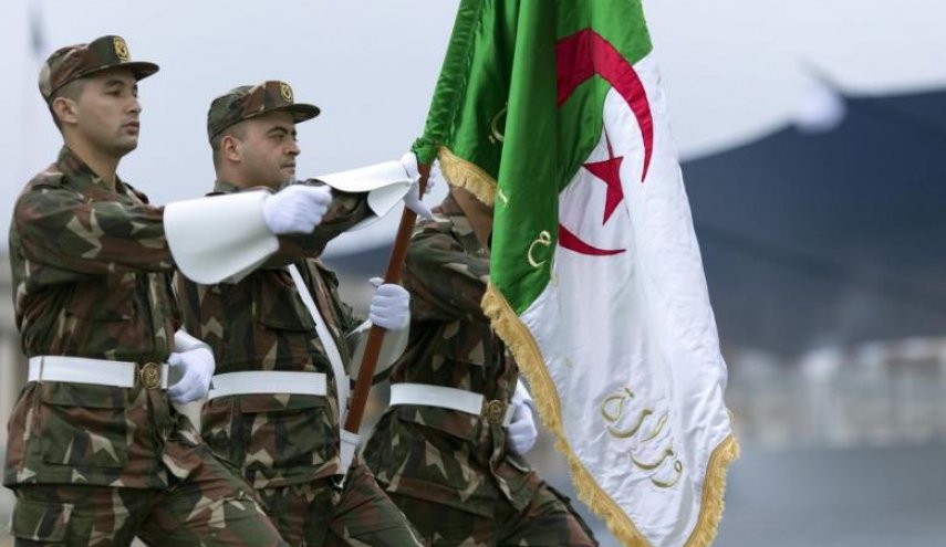 الجيش الجزائري: لا تراجع عن الانتخابات رغم 