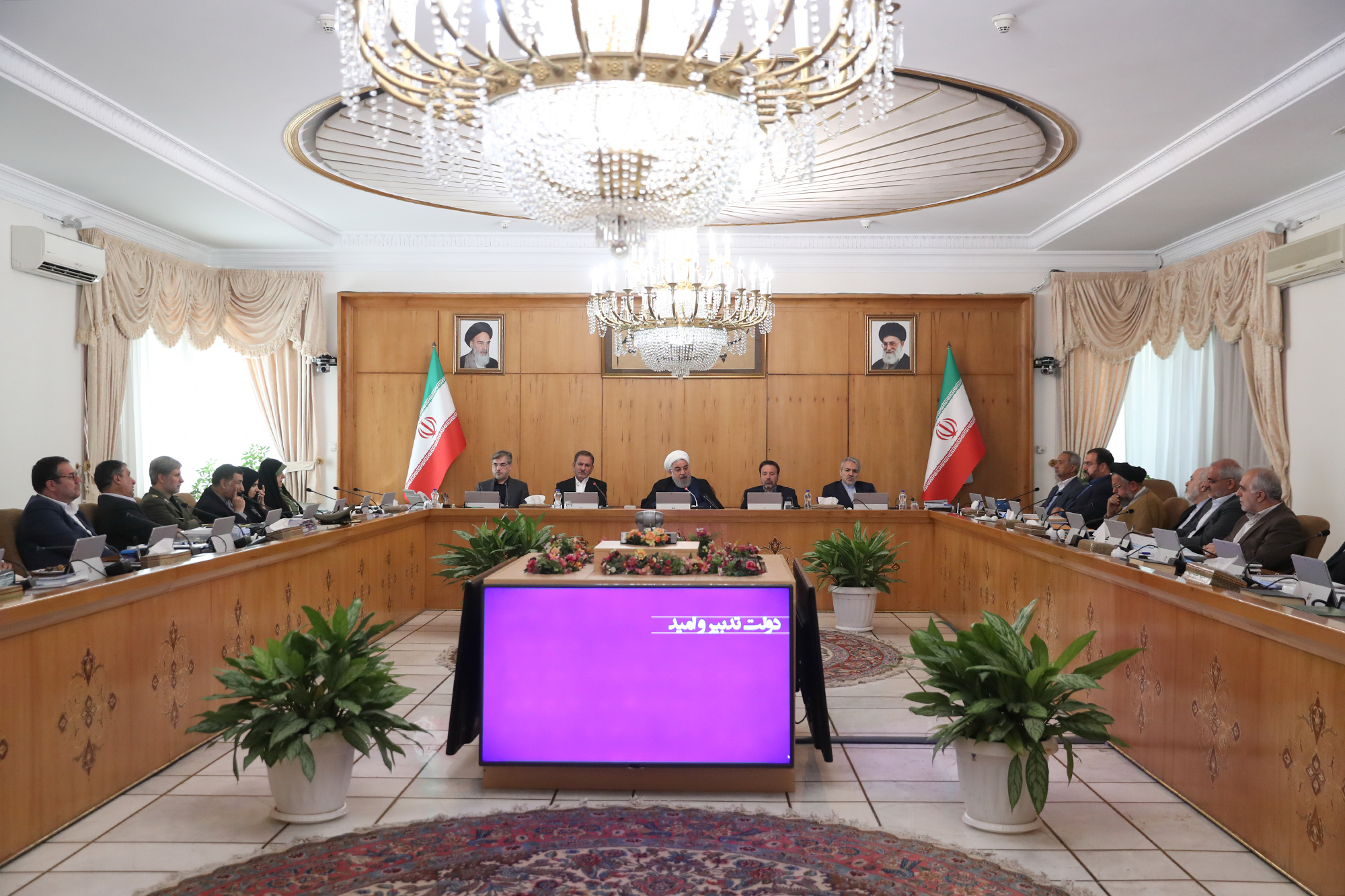 روحانی : مقاومت مردم ایران توطئه های آمریکا را با شکست مواجه کرد