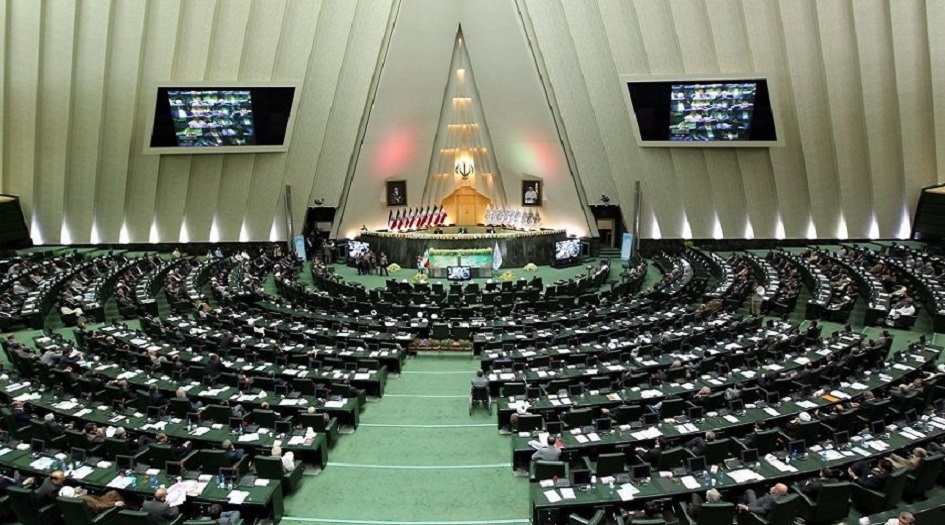 جلسة مغلقة للبرلمان الايراني لمناقشة رفع اسعار البنزين