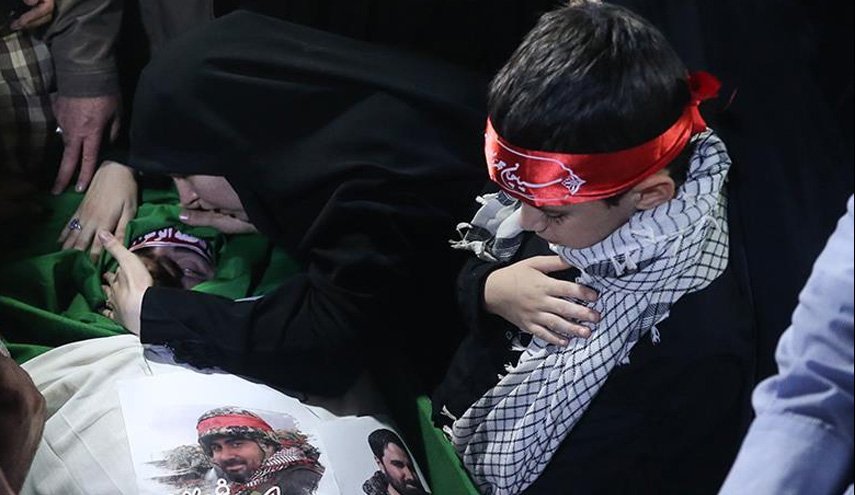 مداحی جانسوز فرزند خردسال شهید اغتشاشات تهران بر بالای پیکر پدر+فیلم