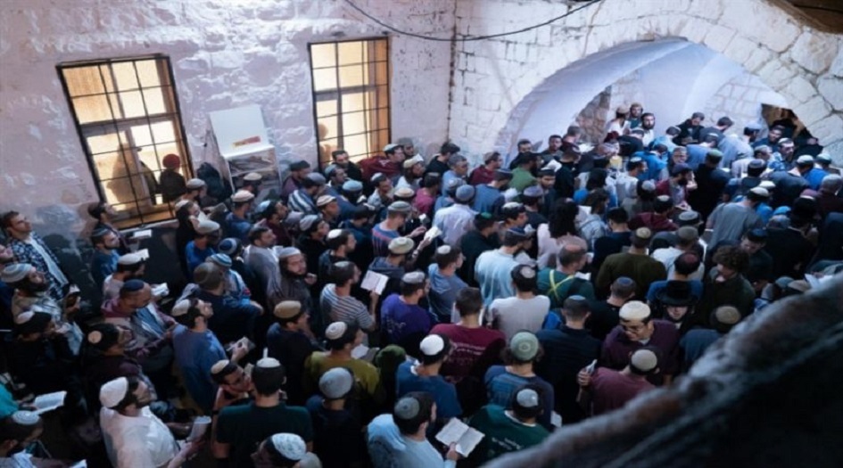 1400 مستوطن يقتحمون قبر النبي يوسف.. وإصابة 15 فلسطيني
