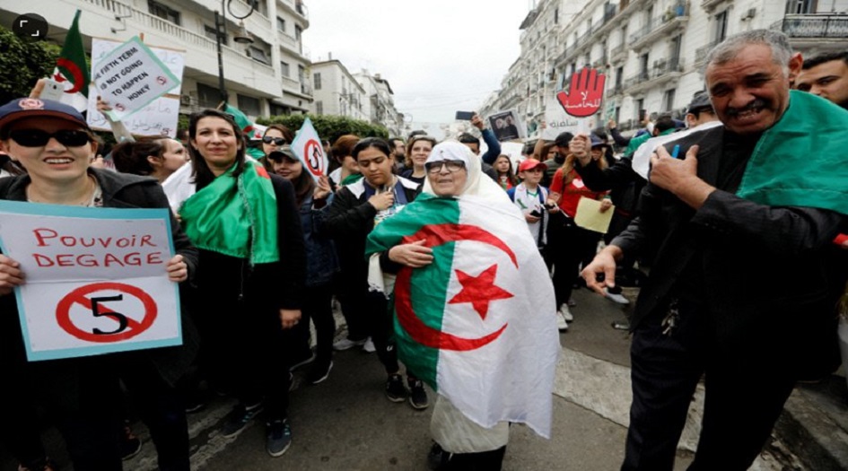 شعارات منددة بتدخل البرلمان الأوروبي في الشؤون الداخلية للجزائر