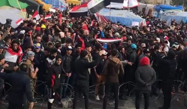  بالصور..جدار بشري من المتظاهرين واسلاك لمنع عبور جسر الجمهورية 
