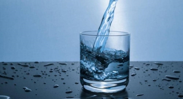 شرب الماء صباحا على معدة خاوية.. ماذا يفعل بجسمك؟