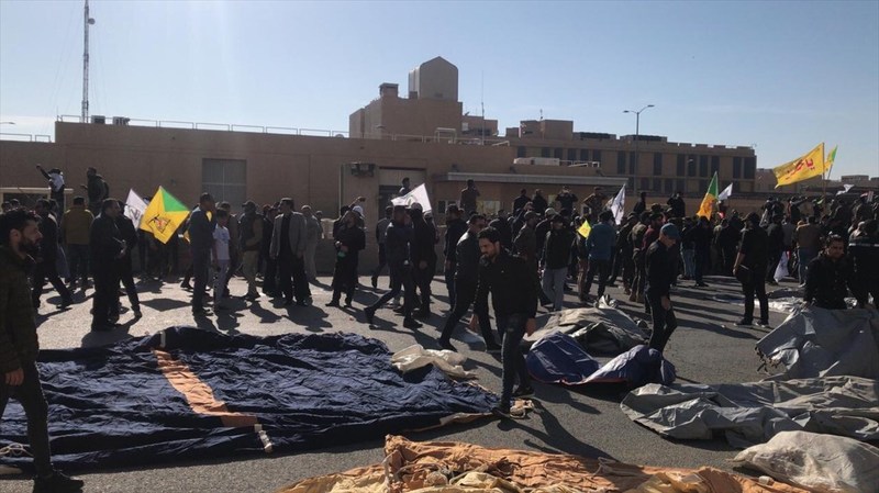 آغاز دومین روز تحصن مقابل سفارت آمریکا در بغداد