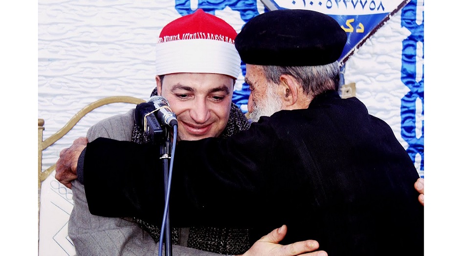 كاهن كنيسة يقبل يد قارئ القرآن الكريم في مصر    