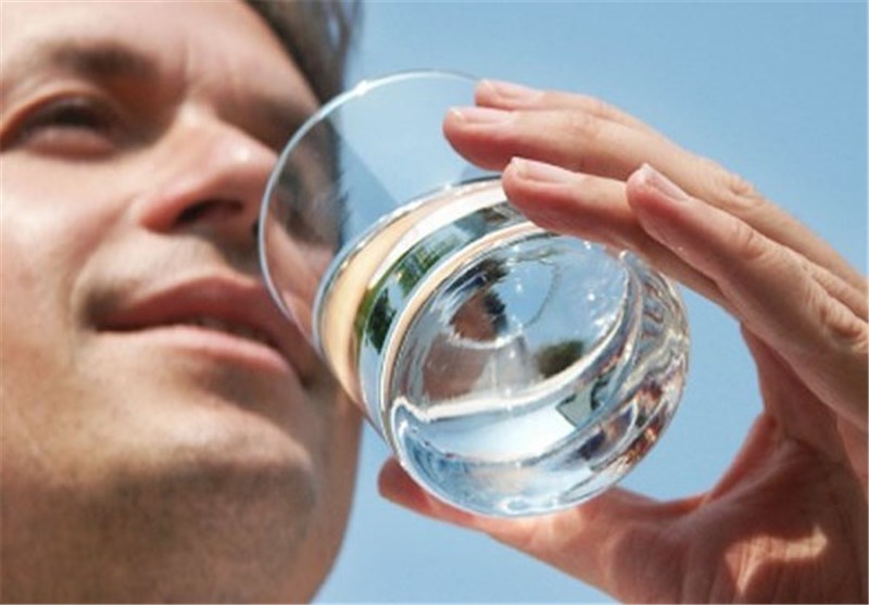 آیا نوشیدن آب در بین وعده های غذایی مضر است؟