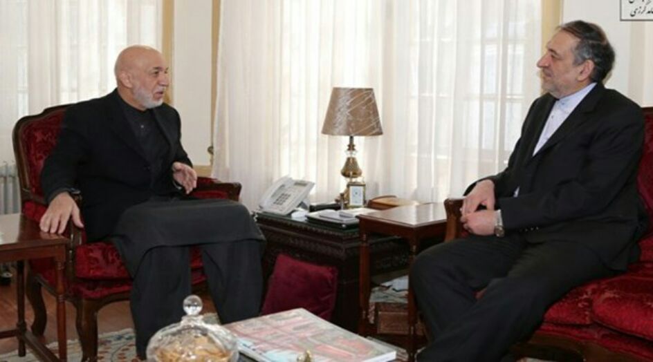 السفير الايراني وحامد كرزاي يؤكدان تعزيز العلاقات بين طهران وكابل