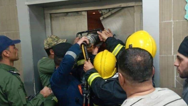 شاهد: مريض ومرافقوه ينجون من مصعد الموت في مستشفى الكاظمية