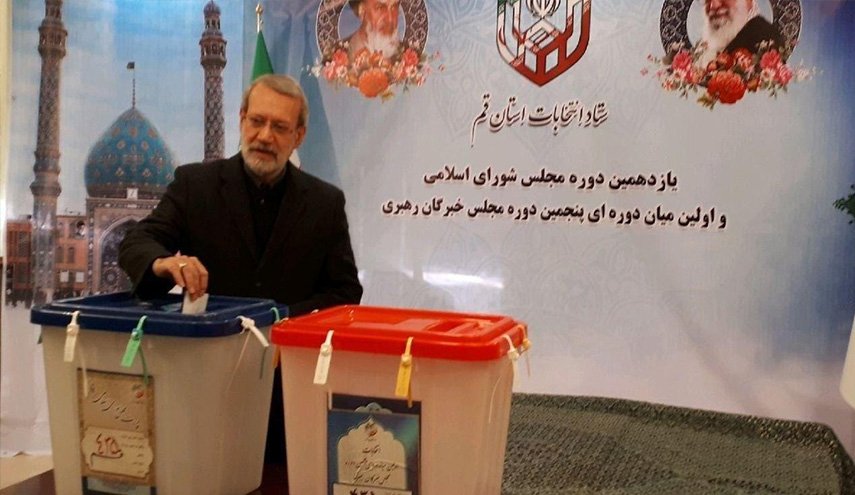 رئيس البرلمان الإيراني يدلي بصوته في الانتخابات