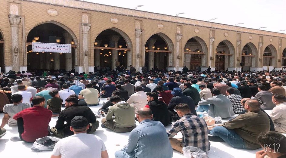 الآلاف يؤدون صلاة الجمعة في مسجد الكوفة المعظم