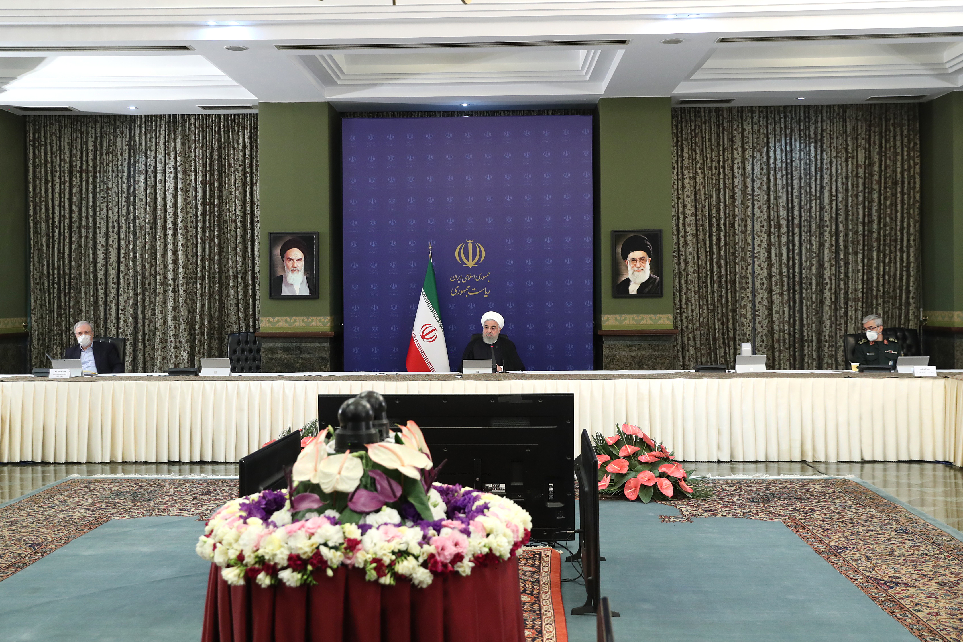 روحانی : فعالیت‌های اقتصادی کم‌ریسک در ایران از سر گرفته می شود