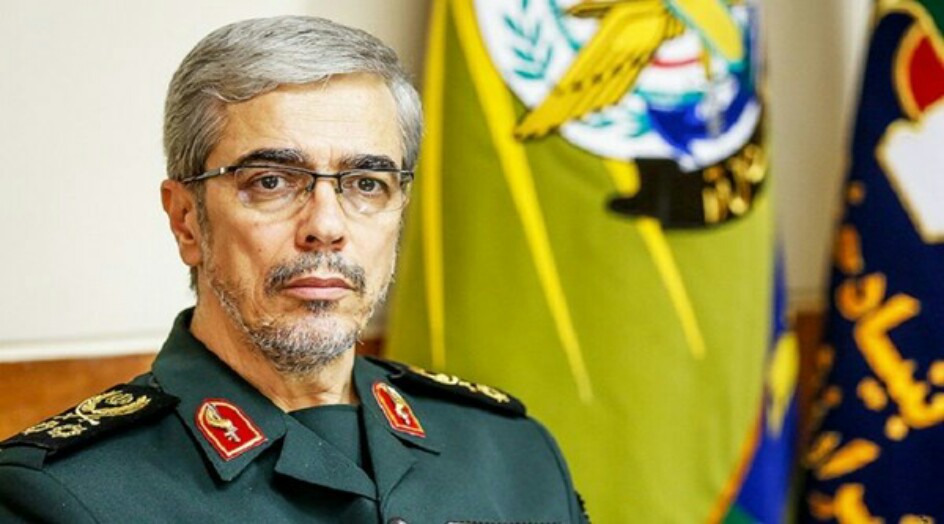 اللواء باقري: الجيش الايراني ينفذ مهامه بشجاعة واكثر نجاحا مما مضى
