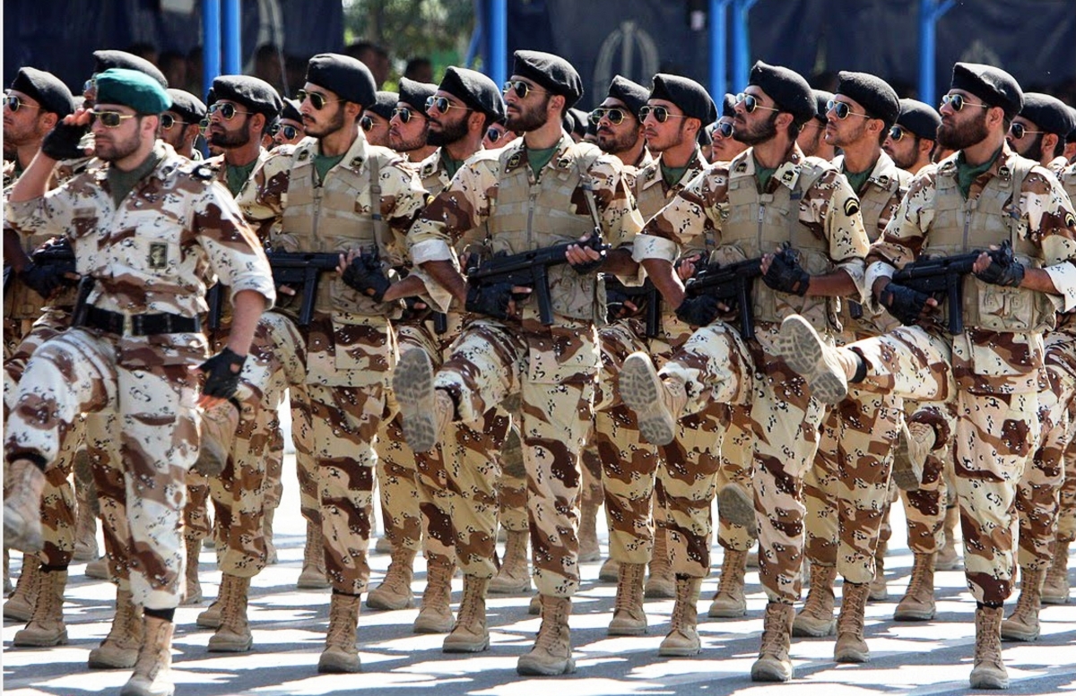 ستادکل نیروهای مسلح : سپاه پاسداران خار چشم دشمنان انقلاب اسلامی است