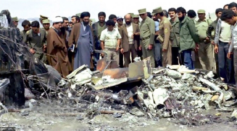 صورة قديمة لقائد الثورة الاسلامية وهو يتفقد حطام الطائرات الاميركية في طبس