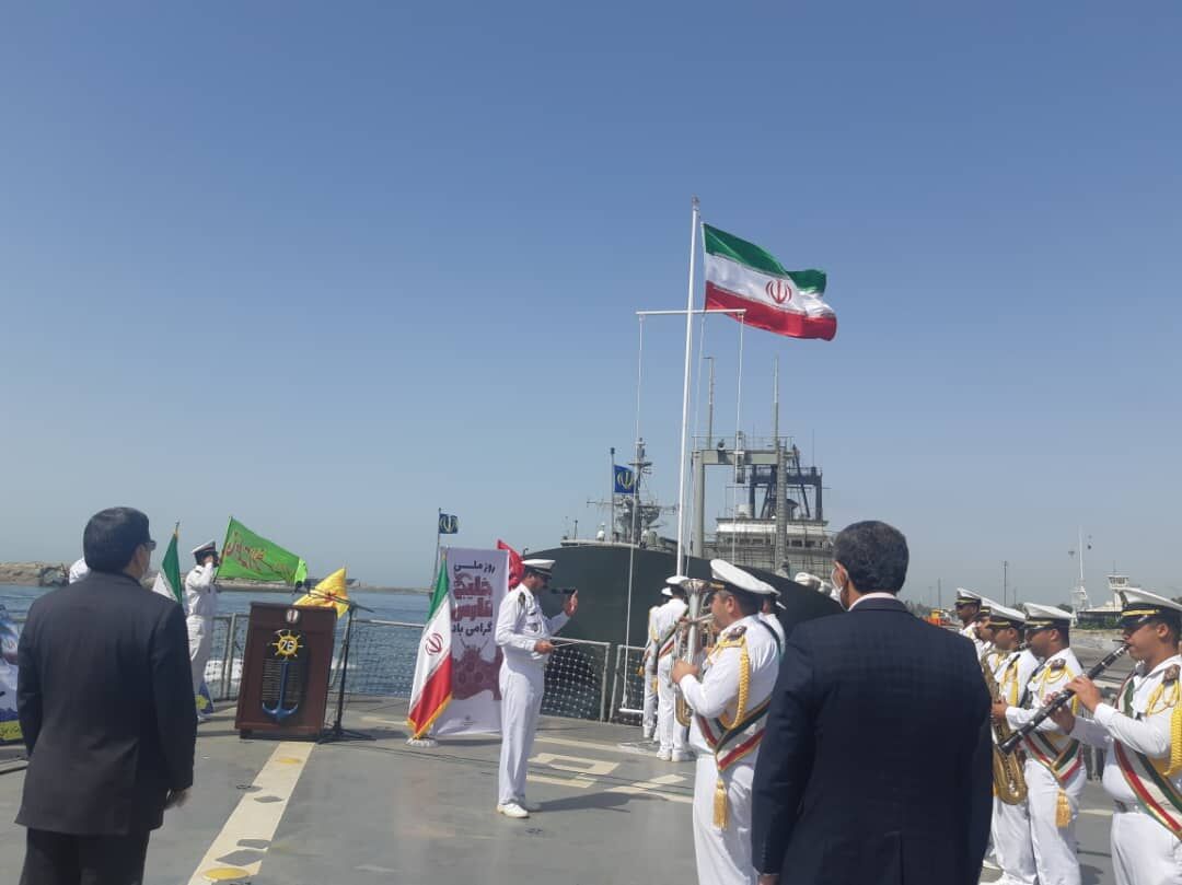 اهتزاز پرچم جمهوری اسلامی ایران بر فراز ناوشکن بومی جماران در خلیج فارس 