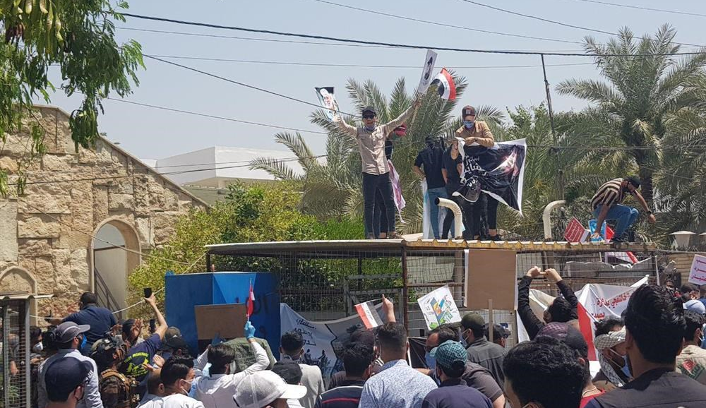 ورود معترضان عراقی به دفتر شبکه سعودی «mbc» در بغداد +عکس