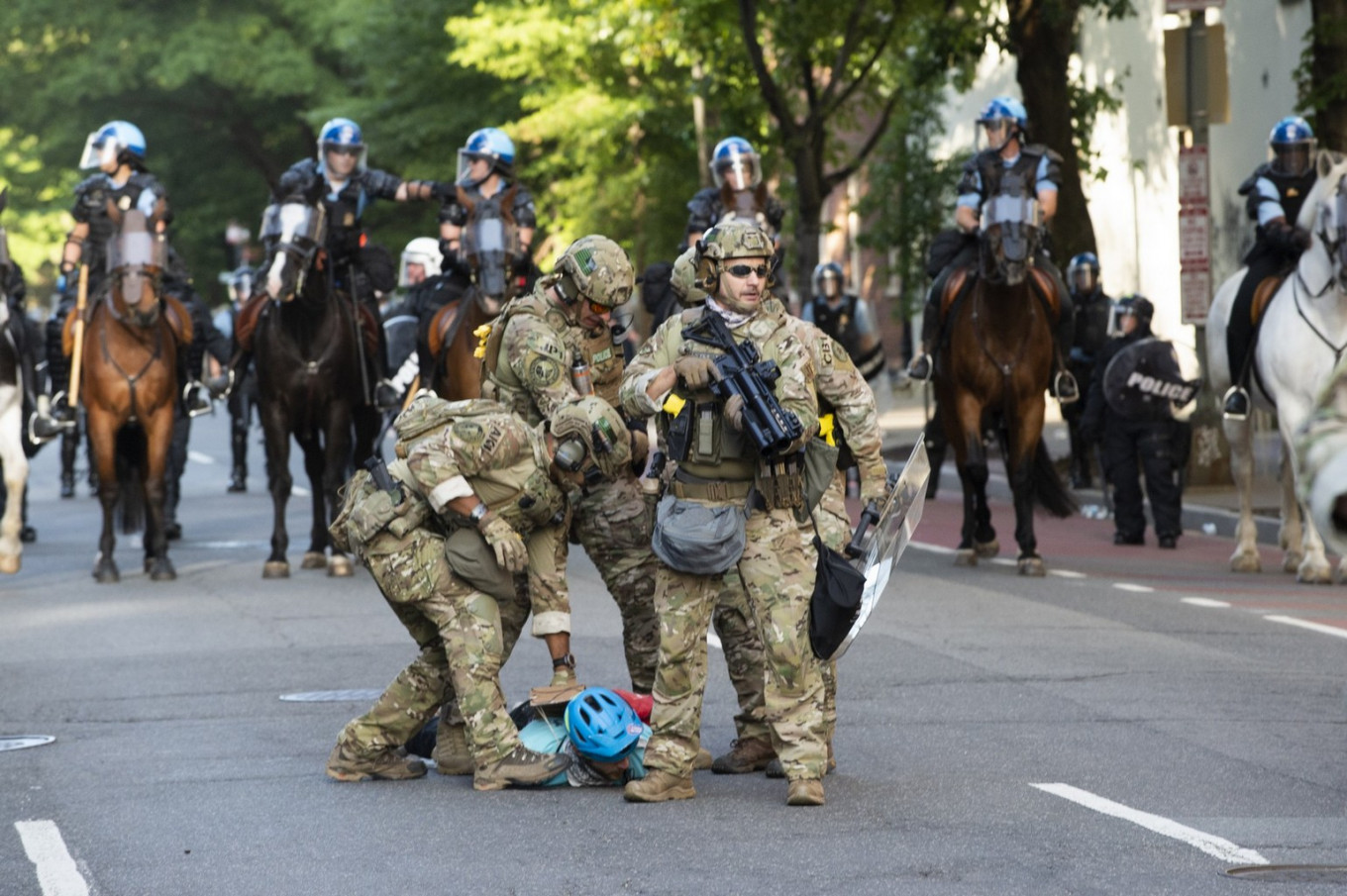  استقرار ارتش آمریکا در خیابان‌ها برای سرکوب معترضان