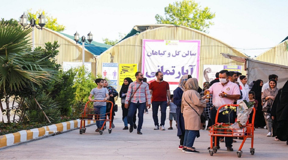 ايران.. اهالي اصفهان يقبلون على سوق الزهور والنباتات بعد انحسار كورونا