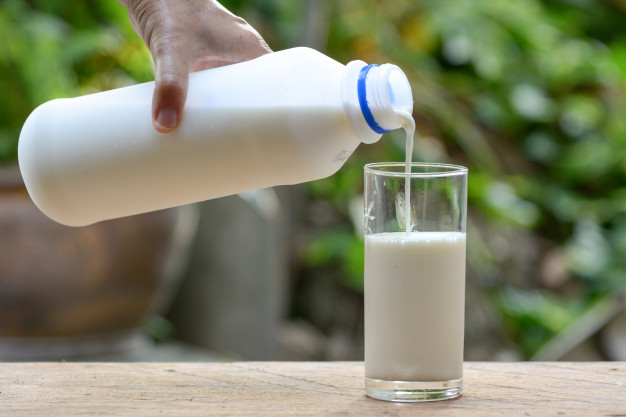 لماذا على كبار السن تجنب شرب الحليب ومشتقاته؟